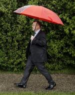 Valgkamp. Lars Løkke Rasmussen var i torsdags på kampagnedag i Nord sjælland. Her på vej til frokost hos den internationale vinduesvirksomhed Velux i Hørsholm efter at have diskuteret EU’s patentdomstol, som kommer til folke afstemning samtidig med Europaparlamentsvalget 25. maj. Foto: Peter Hove Olesen 