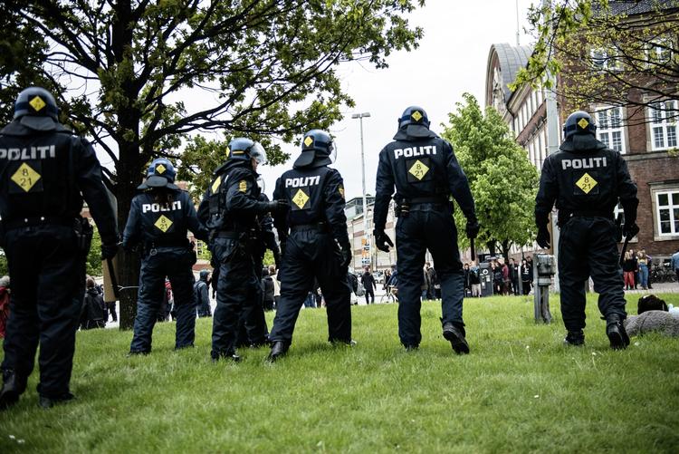 Demovold. Området omkring Christiansborg var i nogle timer skueplads for ballade i går, hvor politiet måtte ty til flere anholdelser. Balladen fortsatte for nogle i løbet af aftenen. 