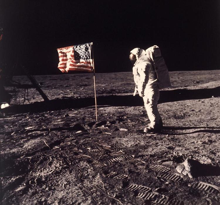 LANDET. Astronauten Buzz Aldrin fik månestøv under støvlerne 20. juli 1969. Eller gjorde han? Er billedet i virkeligheden en studieoptagelse? Arkivfoto: Neil Armstrong/AP 