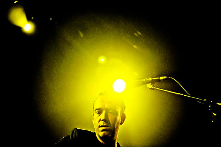 Decibællende. Nikolaj Nørlund fanget i et af de indadvendte øjeblikke, der er kernen i hans sange. Men fredag vendte han sig udad og lod guitaren tale. Højt. 
