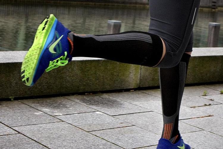 Smerte. Sidestik kan opleves ved fysisk aktivitet. Det vides ikke præcist hvad der dog udløser det. 