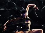 Betagende. De fjorten dansere i flokken spænder imponerende vidt og hammerpræcist, fra det organisk pulserende til det robotagtigt kantede, ligesom Rushtons koreografi rummer stærke sekvenser. 