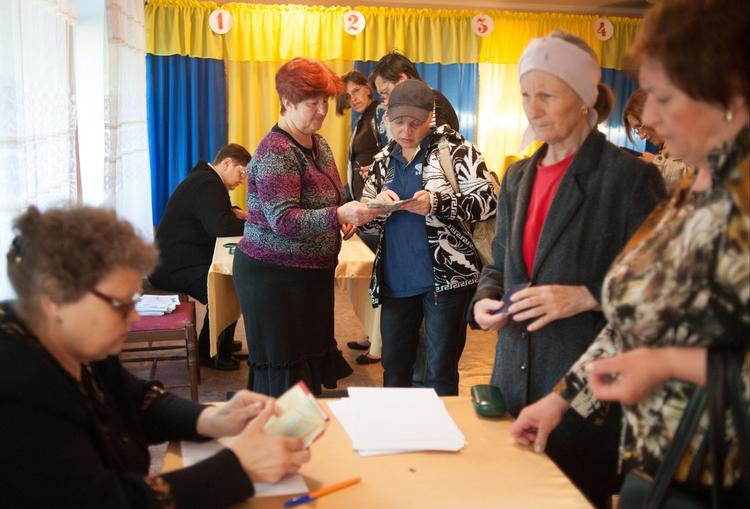 folkeafstemning. To ældre kvinder ved et valgsted i Luhansk. Flere steder er der ingen stemmebokse, og krydset sættes ved et bord foran de valgtilforordnede, rapporterer vestlige medier. 