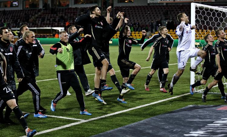 TOPHOLD. Da AaB i onsdags vandt i Farum gav det førstepladsen, som FC Midtjylland kiksede at tage tilbage dagen efter. 