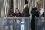 afstemning. Et valgsted i Slavjansk i dag. Vælgere afleverer deres stemmesedler. 