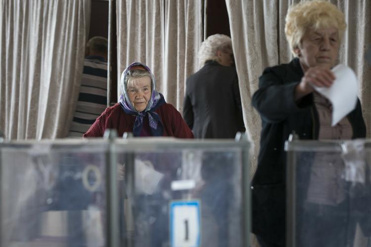 afstemning. Et valgsted i Slavjansk i dag. Vælgere afleverer deres stemmesedler. 