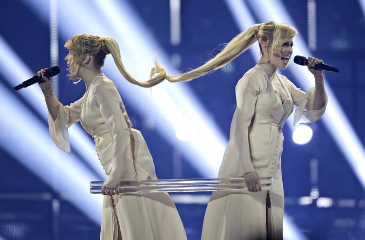 PROTEST. De to russiske tvillingesøstre blev mødt af et buhende publikum, da de i tirsdagens semifinale blev stemt videre til finaleshowet. 