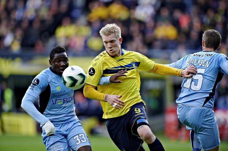 MÅLSCORER. Efter et frispark fra Ferhan Hasani sparkede Simon Makienok 1-1-målet i kassen. 