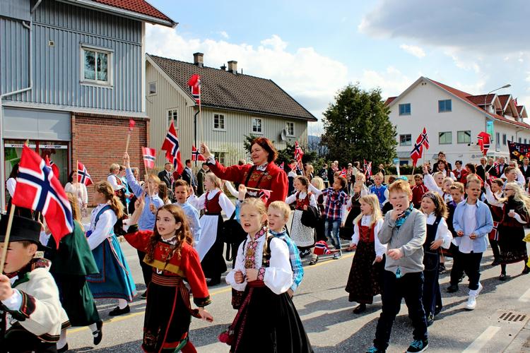 fest. der bliver stor fest, når Norge fejrer 200 års dagen for selvstændighed og løsrivelse fra Danmark. Selv om kun den ene del er helt korrekt. 