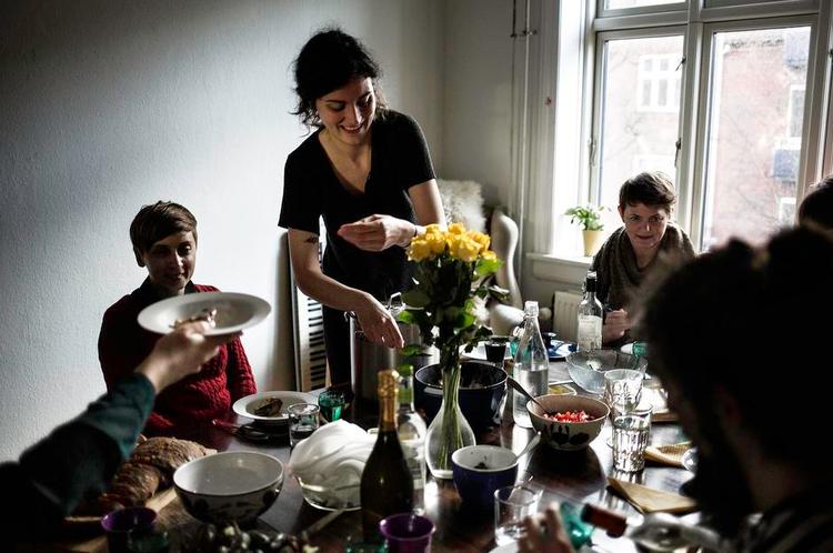 Sammenkomst. I den nystartede madklub i København, mødes folk på skift hos hinanden og spiser sammen. 