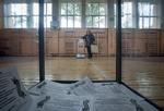 afstemning. En lokal indbygger afleverer sin stemmeseddel i en af de gennemsigtige stemmebokse på et valgsted i Luhansk. 