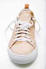 pletter. Der er kun lavet 100 par af de ølplettede tennissko, der indeni og nedenunder er drysset med detaljer, og skoene er primært lavet til samlere. 