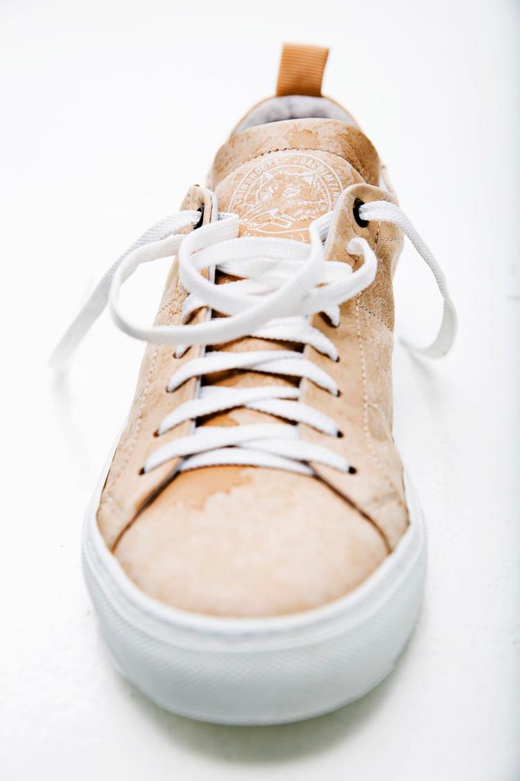 pletter. Der er kun lavet 100 par af de ølplettede tennissko, der indeni og nedenunder er drysset med detaljer, og skoene er primært lavet til samlere. 