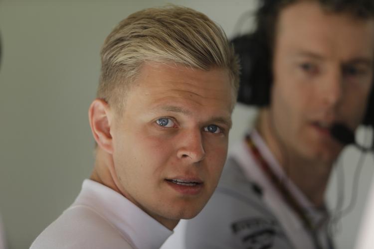 UERFAREN. Med en uerfaren kører på holdet som Kevin Magnussen, mangler der er en tiendedel eller to, mener Jenson Button. 