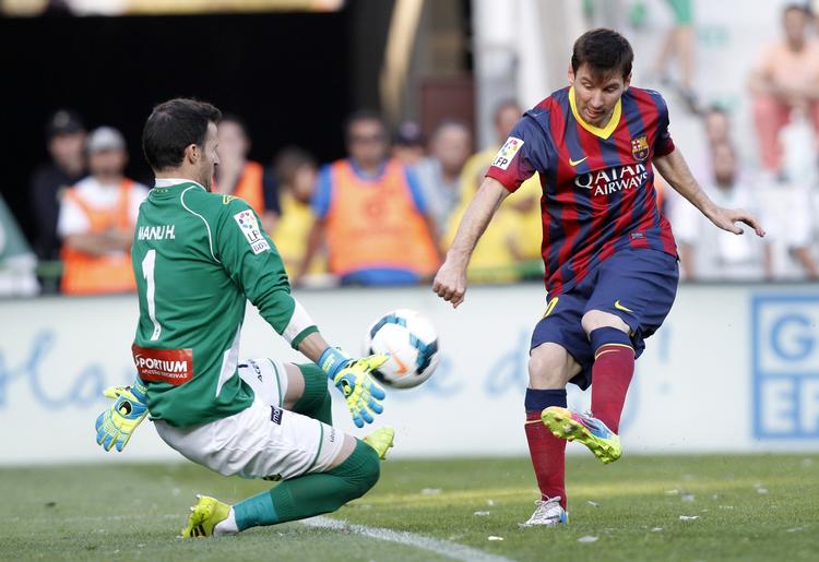 TÆT. Denne chance til Lionel Messi, der blev bremset af Manuel Herrera Yague, var det tætteste FC Barcelona var på at besejre Elche, men Barcelona skal under alle omstændigheder vinde den sidste kamp for at blive mester. 