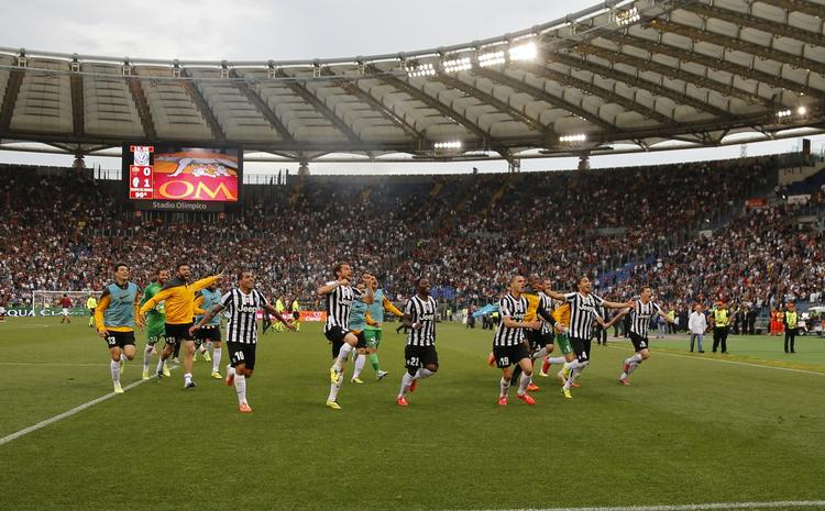 0-1. Mesterskabet var allerede afgjort, men Juventus spillede for en pointrekord, da mestrene vandt 1-0 over den nærmeste udfordrer. AS Roma. 