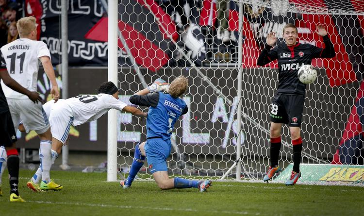SEJRSMÅLET. I overtiden kastede Cristian Bolanos sig frem og headede sejren hjem til FCK og mesterskabet hjem for AaB. 