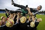 LUFTTUR. At AaB'erne er veltrænede blev bevist, da de var i stand til at give træneren Kent Nielsen den traditionelle lufttur. 