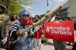 PROTEST. Hashtagget BringBackOurGirls er blevet brugt af tusindvis af Twitter-brugere, som er vrede over, at de nigerianske myndigheder endnu ikke har fundet de 276 bortførte skolepiger. Flere kendisser - blandt andet Michelle Obama og Malala Yousafzai - har ladet sig fotografere med et skilt med hashtagget på for at skubbe til eftersøgningen. 