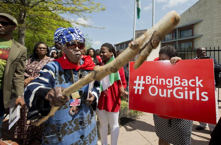 PROTEST. Hashtagget BringBackOurGirls er blevet brugt af tusindvis af Twitter-brugere, som er vrede over, at de nigerianske myndigheder endnu ikke har fundet de 276 bortførte skolepiger. Flere kendisser - blandt andet Michelle Obama og Malala Yousafzai - har ladet sig fotografere med et skilt med hashtagget på for at skubbe til eftersøgningen. 