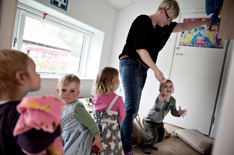 hurlumhej. Karina Jensen alene med ni børn i institutionen Grønnegården i Sorø. Men ifølge en ny undersøgelse lader det ikke til at stresse børnene. 