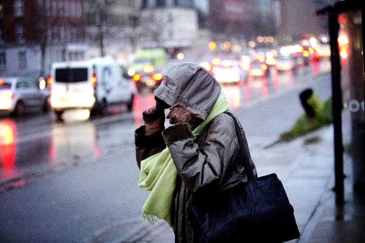 Omslag. Ugen begynder vådt, men et højtryk nrimger snart solen med sig. 