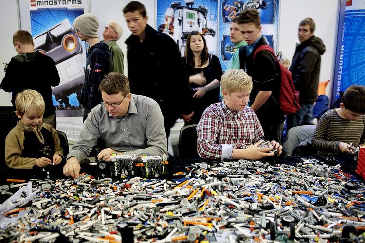 sådan. Lego-familiens selskab, Kirkbi Koncernen, fik sidste år 7,6 milliarder kroner i overskud. Efter skat! 