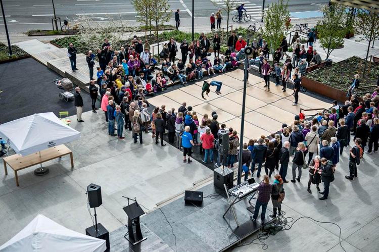 uofficielt. Pladsen foran biblioteket har ikke fået noget officielt navn endnu, derfor kaldes den ind til videre Bibliotekspladsen. 