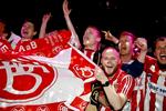 optur. Hvis de har sat penge i deres favoritklub, disse AaB-fans, så kan de notere en bonus her til morgen, hvor AaB's aktier stiger markant. 