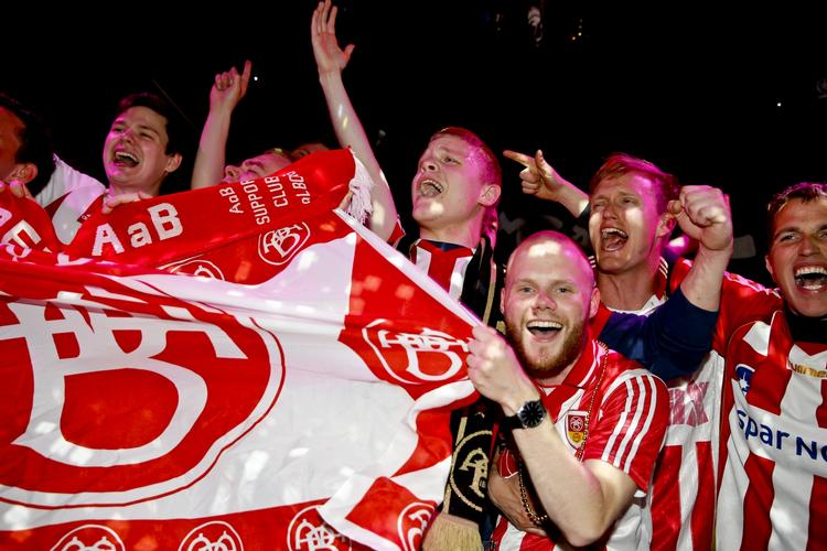 optur. Hvis de har sat penge i deres favoritklub, disse AaB-fans, så kan de notere en bonus her til morgen, hvor AaB's aktier stiger markant. 
