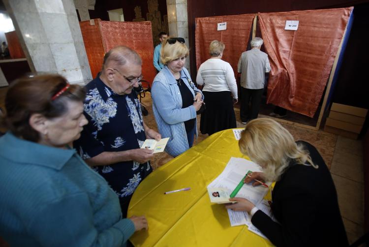 Afstemning. Kun separatisterne selv anerkender den valghandling, der i går fandt sted i det østlige Ukraine. 
