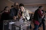Valg. Størstedelen af vælgerne ved gårsdagens folkeafstemning om mere selvstændighed i Donetsk-regionen i det østlige Ukraine sagde ja. Den holdning skal respekteres, mener Rusland. Vesten har fordumt valghandlingerne, som udenrigsminister Martin Lidegaard siger er »gennemsyret af fusk« 