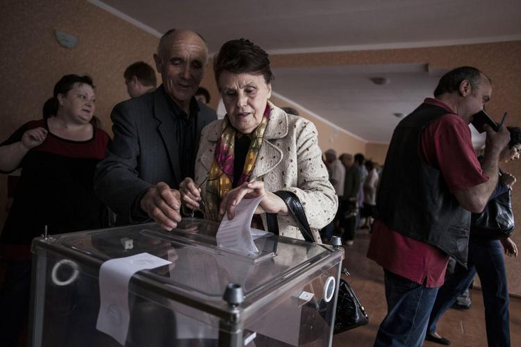 Valg. Størstedelen af vælgerne ved gårsdagens folkeafstemning om mere selvstændighed i Donetsk-regionen i det østlige Ukraine sagde ja. Den holdning skal respekteres, mener Rusland. Vesten har fordumt valghandlingerne, som udenrigsminister Martin Lidegaard siger er »gennemsyret af fusk« 