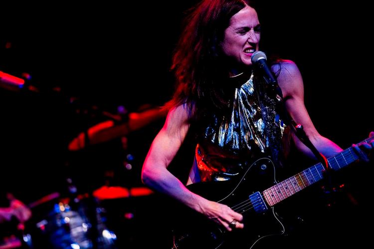 stærk. Joan As Police Woman satte haftig bandlyd højere end intimitet, da sangene fra det nye album 'The Classic' blev luftet på dansk grund. 