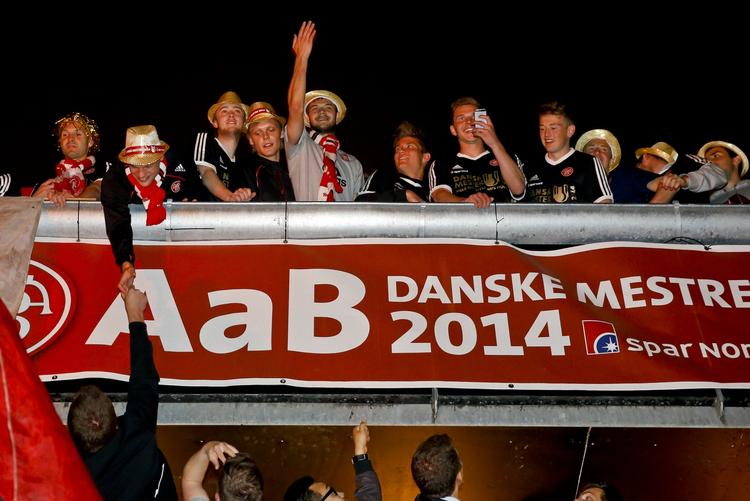 Festligt. AaB’erne fejrede mesterskabet i Aalborgs berømte og berygtede Jomfru Ane Gade. 