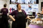 synd. Nanna Pörtner fra Desert Dragens Kageværksted kan ridse en mængde ulempler op ved at skulle modtage kontanter, og hun har haft lyst til at droppe dem, men nu synes hun, at det vil være synd for de gamle. 