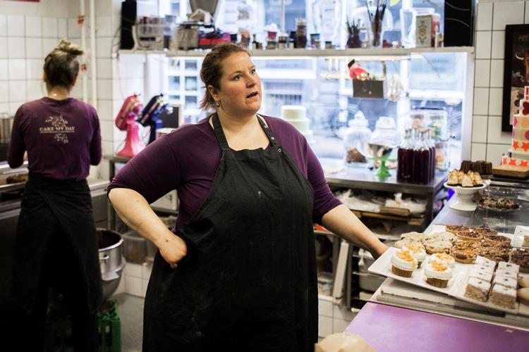 synd. Nanna Pörtner fra Desert Dragens Kageværksted kan ridse en mængde ulempler op ved at skulle modtage kontanter, og hun har haft lyst til at droppe dem, men nu synes hun, at det vil være synd for de gamle. 