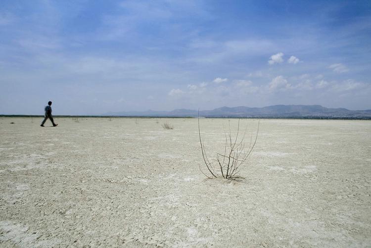 VANDMANGEL. Spanier går over det udtørrede Hondo de Elche-vandresevoir nær Alicante i Spanien. En af den globale opvarmnings følger kan blive vandmangel i store dele af verden. 