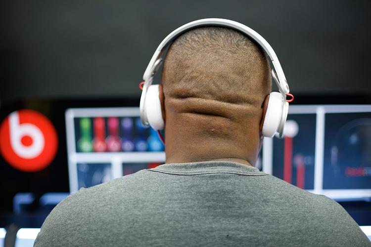 RYTMER. Apple har købt Dr. Dres musikteknologi-firma Beats. Men det er angiveligt ikke for dets hovedtelefoner, men derimod for firmaets streamingtjeneste, som muligvis skal erstatte iTunes. (Foto AP Photo/Stan Olzewski) 