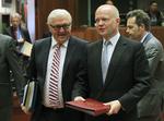 Sanktioner. Tysklands udenrigsminister Guido Westerwelle (tv) og hans britiske kollega William Hague på ministermødet i EU. 