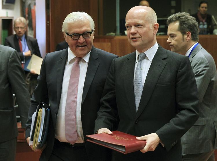 Sanktioner. Tysklands udenrigsminister Guido Westerwelle (tv) og hans britiske kollega William Hague på ministermødet i EU. 