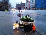 SORG. Lys og blomster ved fodgængerovergangen, hvor en 23-årig mand med høj fart styrede sin bil ind mod sit tilfældige offer, en 46-årig kvinde. 