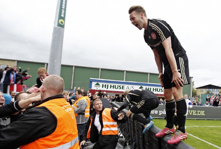 SKADET. Inden Kenneth Emil Petersen blev skadet, nåede han at fejre guldet sammen med AaB's fans. 