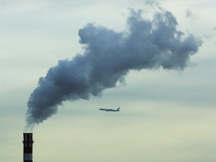 CO2-FORURENING. Mængden af CO2-partikler i atmosfæren er øget dramatisk, viser målinger. Følgerne kan blive en global opvarmning, der løber løbsk. 