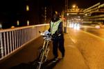 trafik. Neonveste og andre kraftige signalfarver gør cyklister mere synlige og kan hjælpe med at nedbringe uheld. 