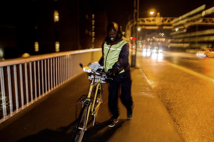 trafik. Neonveste og andre kraftige signalfarver gør cyklister mere synlige og kan hjælpe med at nedbringe uheld. 