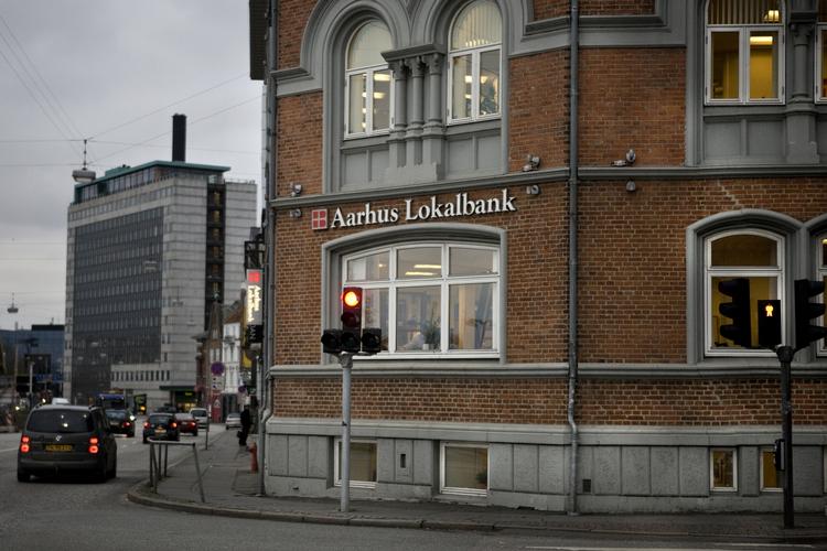 manipulation? For en måned siden tabte bagmandspolitiet en sag om kursmanipulation mod tidligere direktører i Sparekassen Himmerland og Ebh Bank. Nu er det tidligere ansatte i Aarhus Lokalbank, der er i politiets søgelys. 