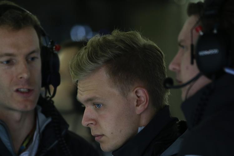 forsvar. Kevin Magnussen (midt) er blevet kritiseret for manglende rutine af holdkammeraten i McLaren, Jenson Button. 
