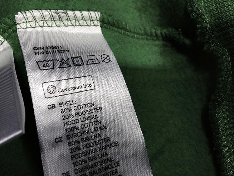 Rådgivning. Clever Care-mærket henviser også til en hjemmeside, hvor forbrugeren kan få mere information om bæredygtig pleje af sit nye tøj. 