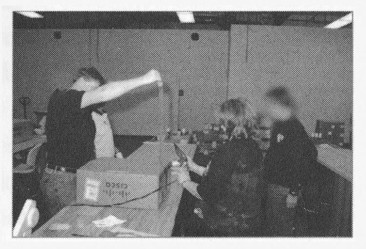 OMPAKNING: »Opsnappede pakker bliver forsigtigt åbnet«, står der under billedet i NSA-dokumentet, som beskriver fremgangsmåden. Foto: NSA, juni 2010 